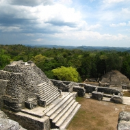 Mayská akropole v Caracolu, Belize