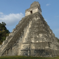 Pyramida v mayském Tikalu, Guatemala