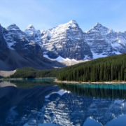 Jezero Moraine Lake v Kanadě