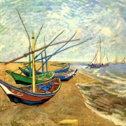 Rybářské bárky na pobřeží v Saintes-Maries-de-la-Mer