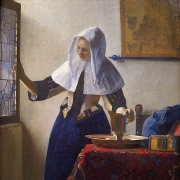 Mladá dáma s konvicí vody