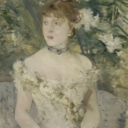 Mladá žena v toaletě