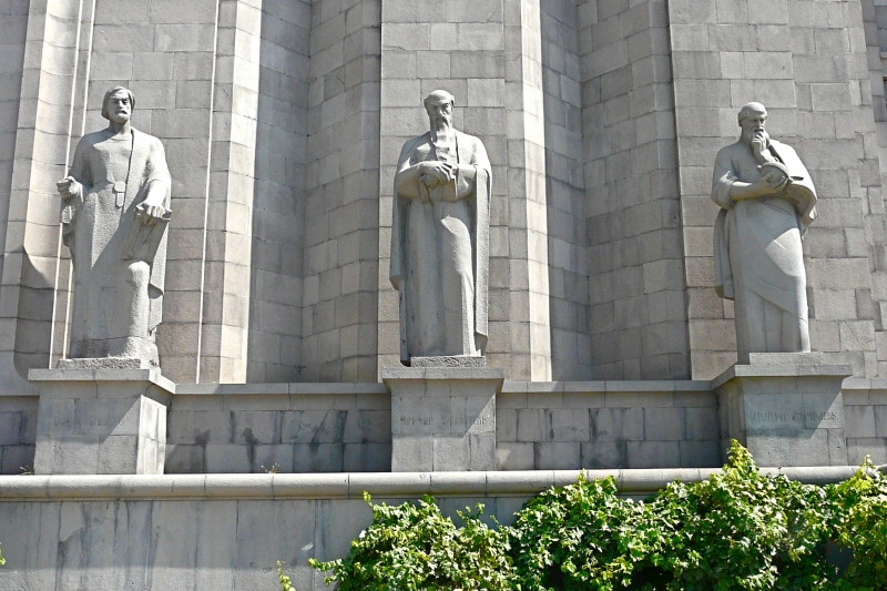 Toros Roslin, Grigor Tatevaci, Anania Širakaci, sochy před knihovnou Matenadaran, Jerevan, Arménie