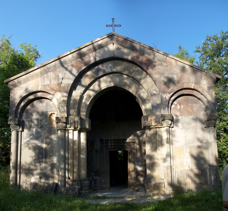 Průčelí chrámu v klášteře Bgheno-Noravank