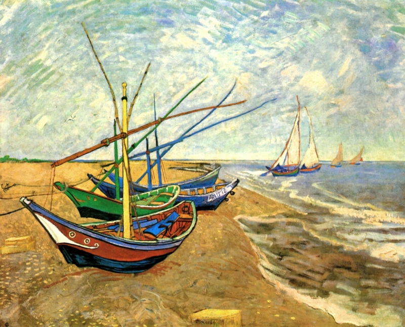 Rybářské bárky na pobřeží v Saintes-Maries-de-la-Mer
