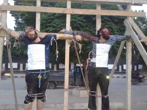 Dva muži ukřižovaní bojovníky ISIL v Manbeji, Aleppo, Sýrie.