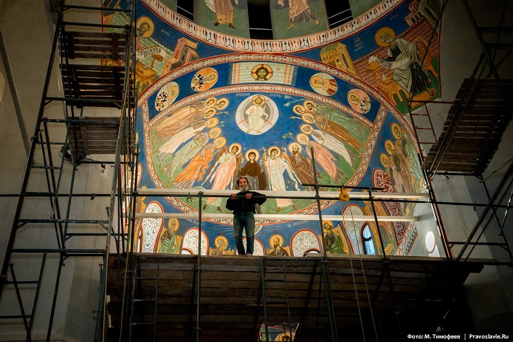 Kupole a stěny chrámu v ruské Samaře, na lešení autor