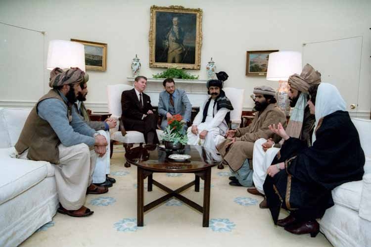 Ronald Reagan se setkává s předáky afghánských mudžahedínů v Bílém domě (1985)