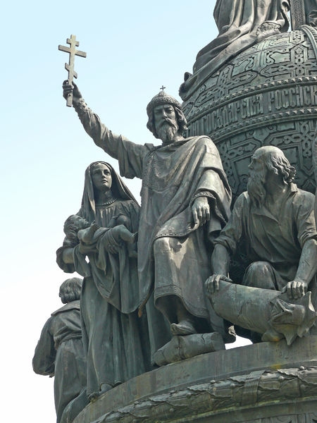 Socha kyjevského knížete Vladimíra na Památníku tisíciletí Ruska v Novgorodu