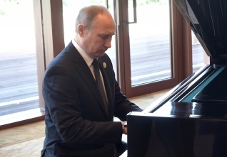 Putin u klaviru