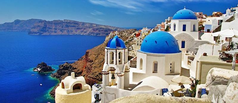 Pravoslavne chramy na ostrove Santorini s krizi na kupolich