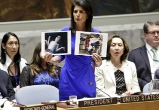 Americka zastupkyne v OSN Nikki Haley ukazuje tzv. dukazy chemickeho utoku
