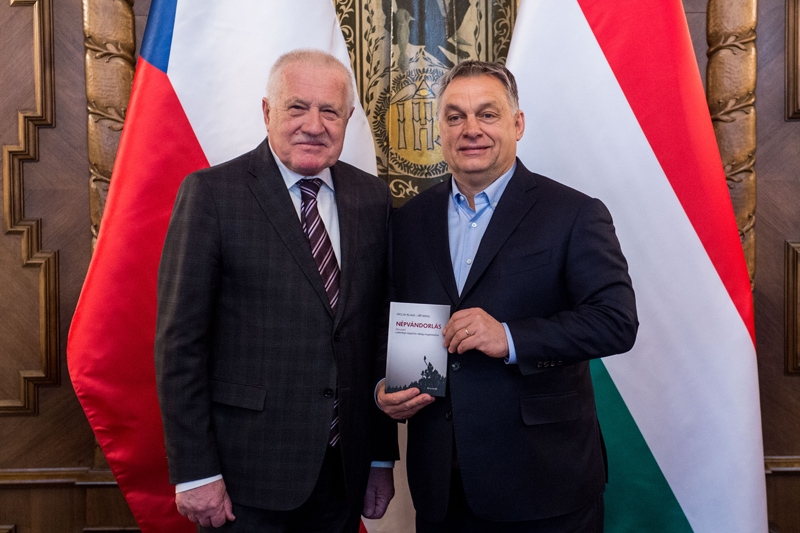 Vaclav Klaus a Viktor Orban s kopii madarskeho prekladu knihy Stehovani narodu