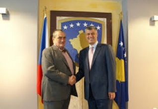 Na fotografii Karel Schwarzenberg a Hasim Thaci, prezdivany z dob mafianskeho pusobeni Had